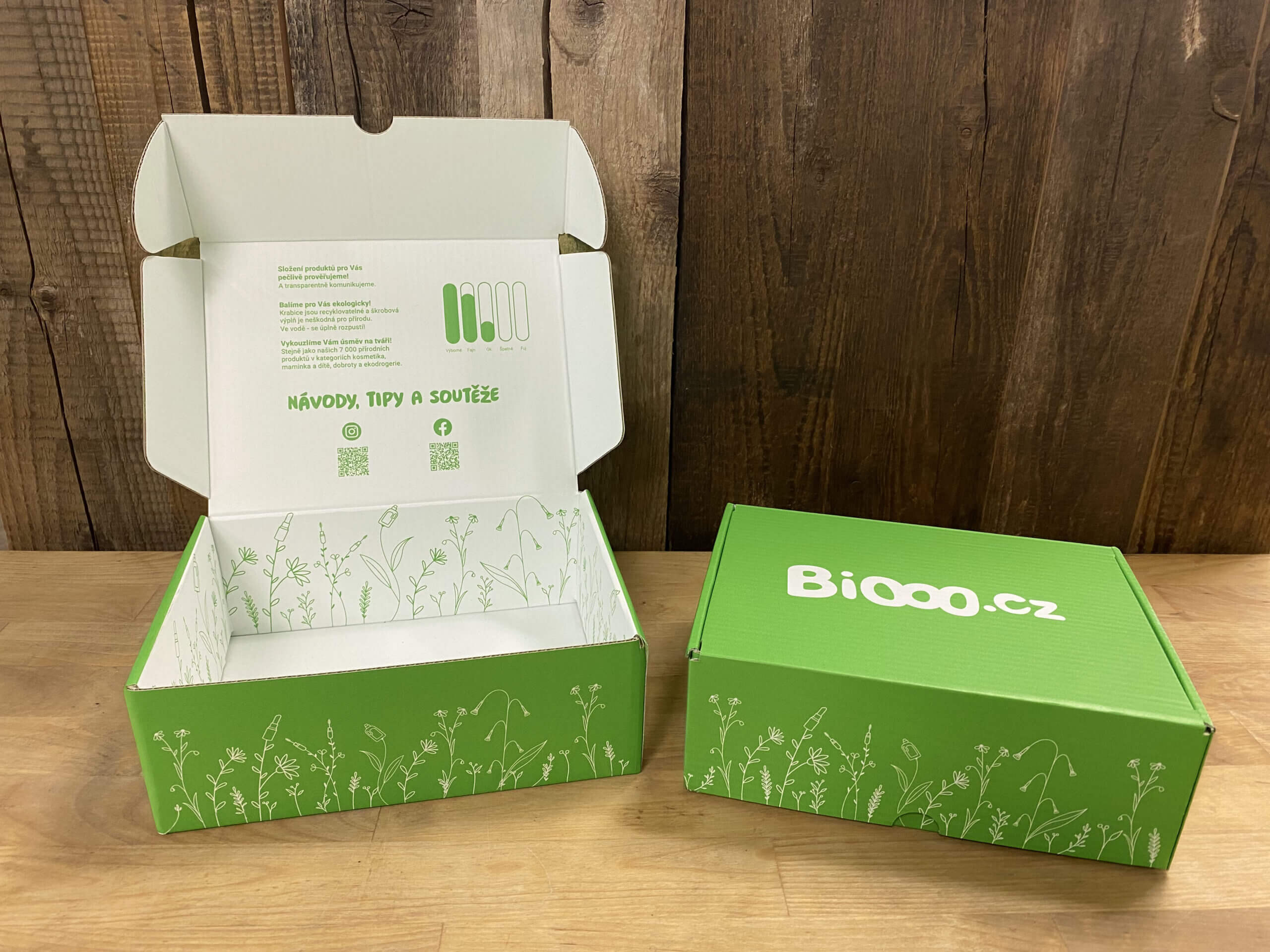 Realizace designu krabice pro BiOOO.cz Realizace ekologické krabice pro BiOOO.cz s motivy symbolizujícími přírodní kosmetiku a udržitelnost. Zelený design s jemnými ilustracemi rostlin odkazuje na složení produktů a filozofii značky. Vnitřní strana obsahuje informace o ekologickém balení a QR kódy pro návody a tipy.