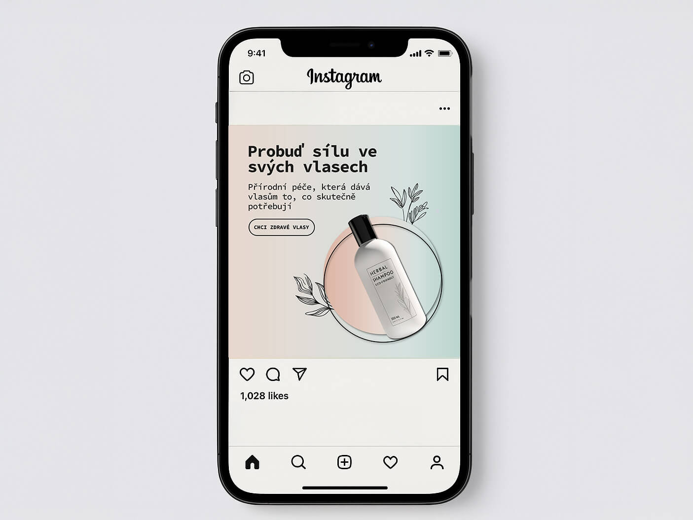 Grafický návrh instagramového příspěvku Grafický návrh příspěvku na Instagram – přírodní péče o vlasy s lahvičkou šamponu a jemným pastelovým pozadím
